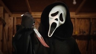 Scream 5 mask and knife