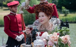 Minnie Driver in The Serpent Queen – Season 2. Image: Stan.