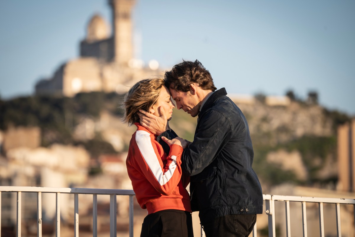 Kaley Cuoco And Sam Claflin In Vanished. Image: Prime Video.