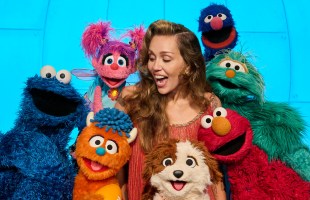 Miley Cyrus in Sesame Street Volume 2. Image: Zach Hyman / Netflix.